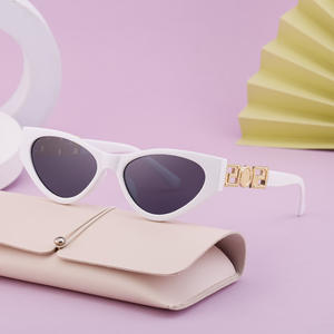 Lunettes de soleil œil de chat de style européen pour femmes, protection UV400, verres en PC, monture noire avec détails dorés, lunettes de soleil tendance - Product Image 1