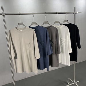 T-shirt décontracté à manches courtes en pur coton 215g, imprimé sérigraphié, coupe ajustée, bords lissés, cinq boutons, avec poche au col - Product Image 1