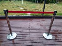 Barrière de contrôle des foules en acier inoxydable argenté, hauteur 930 mm, avec sangle rétractable et base de 35 cm de diamètre