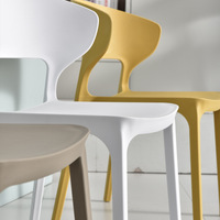 Chaise empilable en plastique de style loisirs moderne pour chambre à coucher et salle à manger pour hôtels invités bureau de conférence et salle de réunion écoles gymnases