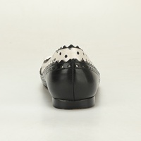 Chaussures plates à bout rond à pois noirs et blancs style vintage américain avec nœud à pois et bord festonné, idéales pour le quotidien et les trajets.