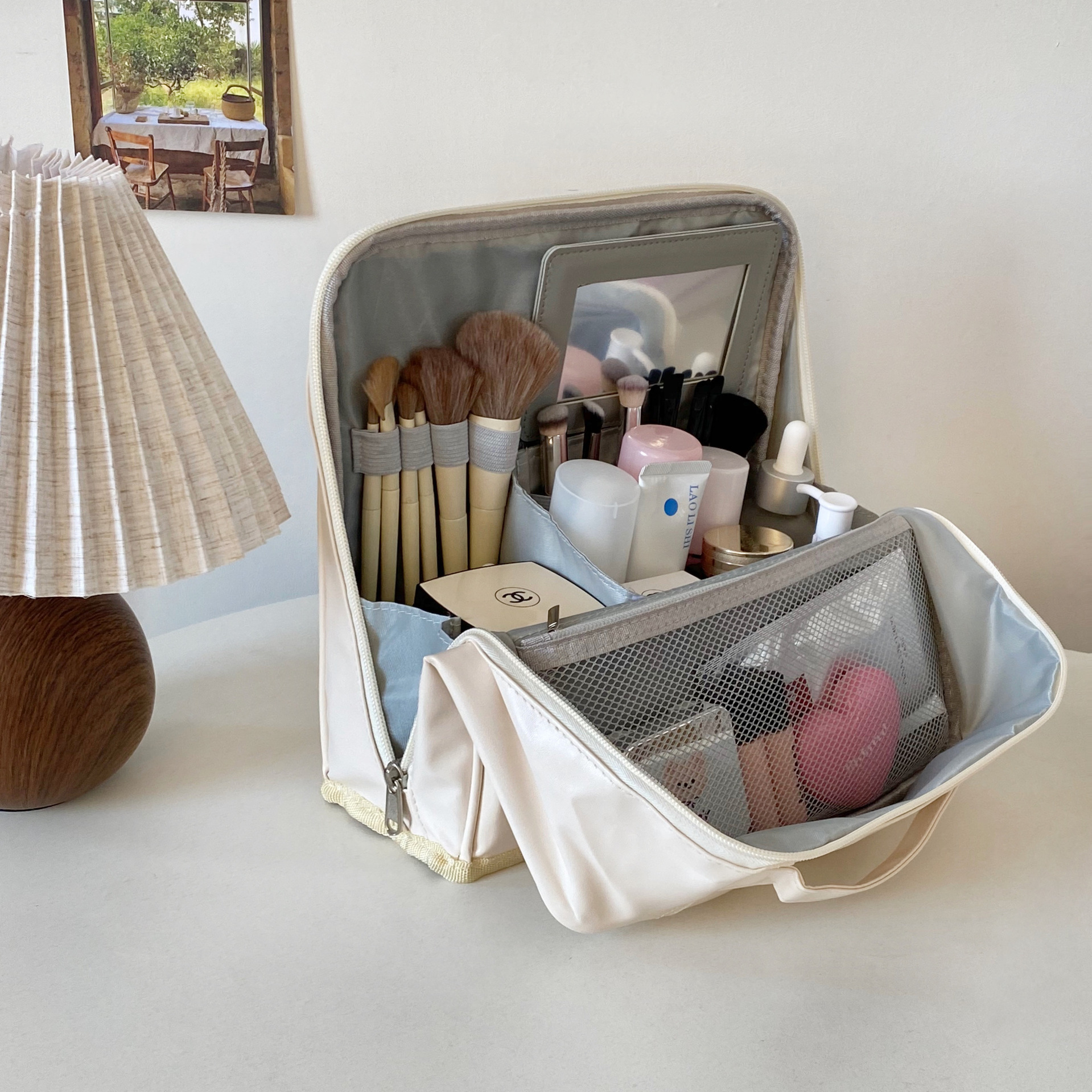 Trousse de toilette blanche à poser avec miroir intégré.