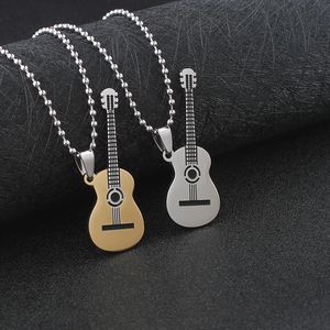 Collier classique en forme de plectre de guitare acoustique en acier inoxydable pour les amateurs de musique et les guitaristes - Product Image 2