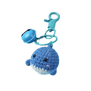Venta al por mayor <span class=keywords><strong>de</strong></span> lana <span class=keywords><strong>de</strong></span> <span class=keywords><strong>ganchillo</strong></span> pequeña ballena llavero lindo dibujos animados creativo hecho a mano pareja bolsa encanto Accesorios - Product Image 1