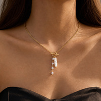 Collier de perles d'eau douce avec chaîne à maillons trombone, fermoir à bascule, perle baroque et pendentif en pierre naturelle pour femme