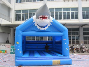 Castillo Inflable con Forma de Tiburón, Material de PVC, Capacidad para 500 kg, para 10 Pasajeros, Dimensiones de 4.5 m, para Fiestas Comerciales al Aire Libre - Product Image 2