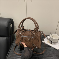 Sac à bandoulière carré petit et simple, nouveau design décontracté, sac à bandoulière pour femmes, personnalité, rivets de moto, rétro, grande capacité