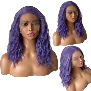 Parrucca Futura Fibra Sintetica all'ingrosso per Cosplay, <span class=keywords><strong>Capelli</strong></span> Corti Ricci con Riga Laterale, Ricci Romani, Frontale in Pizzo, <span class=keywords><strong>Colore</strong></span> <span class=keywords><strong>Melanzana</strong></span>, Servizio OEM con Logo Personalizzato - Product Image 2