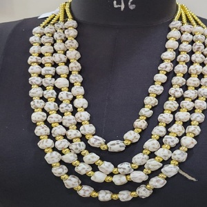 Collares hechos a medida Beige con cuentas de resina doradas hechos con cuentas de latón ideales para tienda de diseñador de accesorios de moda para reventa - Product Image 1