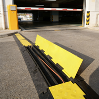 Organizador de Cables Multicanal de Goma y Plástico 900x550x50mm, Protector de Cables con Tapa Amarilla, Cubierta de Cables Resistente para Seguridad Vial