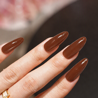 Ongles à presser longs et élégants, couleur moka brun froid, pour soirées et occasions décontractées