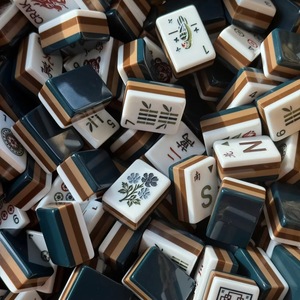Combinación de Fichas de Mahjong Profesionales de Alta Gama con Diseño de Oso Negro en Matriz Acrílica Oscura, Fichas Maestras - Product Image 3