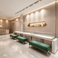 Vitrine de présentation de bijoux rectangulaire de luxe avec dessus en verre trempé, cadre en métal rose doré, intérieur blanc, comptoir de boutique de détail