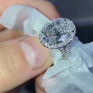 Anello di Fidanzamento F801 in Platino con Diamante Taglio Ovale, Colore D Naturale, Montatura Halo per Donna - Product Image 3