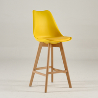 Ensemble de 4 chaises de bar modernes tulipe en plastique pieds en bois de hêtre durable tabourets de bar pour la maison la cuisine le restaurant