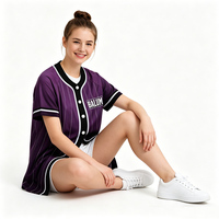 Maillot de baseball personnalisé pour adolescentes, violet, en polyester imprimé, uniformes de cheerleading pour filles, à rayures fines et boutons en strass