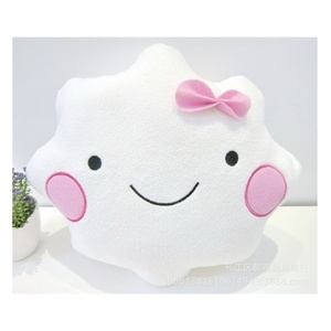 Coussin de siège en peluche en coton 100% avec un visage souriant kawaii, un nœud et un nuage - Product Image 1