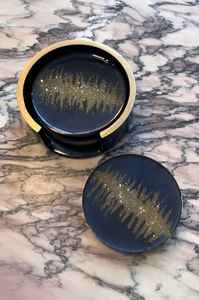 Sous-verre en résine design avec un style d'art contemporain fait à la main offrant une résistance à la chaleur et une protection pour les tables en bois - Product Image 5