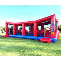 Structure gonflable de jeu sportif : Défi d'équilibre avec ballon rouge, parcours d'obstacles gonflable Wipeout, obstacles interactifs gonflables
