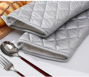 ถุงมือกันความร้อนสำหรับเตาอบและไมโครเวฟ ทำจากผ้าฝ้ายพรีเมียมอย่างหนา ทนทาน เหมาะสำหรับการ<span class=keywords><strong>ใช้</strong></span>งานในครัวระดับมืออาชีพและใช้ในชีวิตประจำวัน - Product Image 1