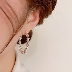 Pendientes de Aro Texturizados Resoul Chapados en Oro Real de 14K, Aguja de Plata S925 Hipoalergénica, Joyería con Circonitas Microincrustadas para Mujer - Product Image 5