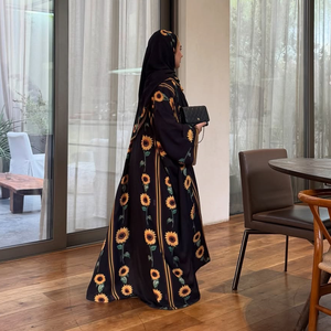 Abaya negra en oferta con estampado de girasoles, cárdigan musulmán abierto por delante con hiyab a juego, abaya tipo pashmina. - Product Image 2