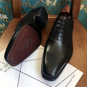 Chaussures en cuir artisanales de style nouveau pour hommes, en cuir de vachette véritable de première qualité, chaussures habillées formelles pour affaires avec motifs gravés. - Product Image 2