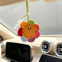 Ornement tournesol souriant au crochet fait main en coton doux, accessoire de voiture à suspendre, breloque de sac fleur arc-en-ciel, décoration mignonne, cadeau