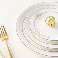 Assiettes de présentation blanches avec bordure dorée pour mariage, fête, style européen, en céramique, pour la table à manger à la maison
