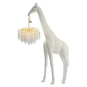 Forme animale Moderne en plastique renforcé de fibres de verre Girafe tenant Lustre pour personnalité créative girafes modernes lumière