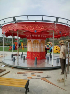 Manège de chevaux pour enfants dans un parc d'attractions, jeux mécaniques, carrousel - Product Image 5