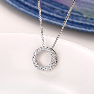 Collana con ciondolo rotondo dal design geometrico semplice, collana da indossare tutti i giorni. - Product Image 1