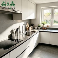 Meubles de cuisine minimalistes, portes en panneaux blancs mats, plan de travail noir, en forme de L, réfrigérateur intégré, sans poignées, ensemble de cuisine sur mesure