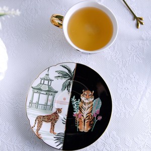 Tasse à café et soucoupe en céramique de style chinois - Poignée noire et or, motif tigre, forme irrégulière, vintage - Product Image 2