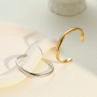 Bracelet jonc ouvert tendance en acier inoxydable, texture ondulée irrégulière, bijou minimaliste pour femme, idéal comme cadeau