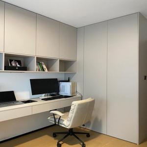 Bureau d'étude en L intégré avec bibliothèque, système de rangement sur mesure en bois massif pour optimisation de l'espace sous les escaliers de maison jumelée - Product Image 1
