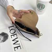 Étui à lunettes minimaliste en cuir PU avec breloque, pochette suspendue à bouton-pression, support de lunettes portable et élégant