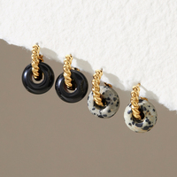 Boucles d'oreilles Huggie vintage en acier inoxydable plaqué or 18 carats avec pierres naturelles J&D (obsidienne, jaspe dalmatien) et corde torsadée – Cadeau pour femme