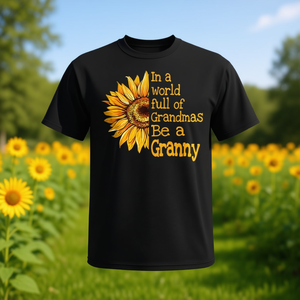 En un mundo lleno de abuelas, sé una abuela, camiseta con diseño de girasol para mujeres y hombres - Product Image 1
