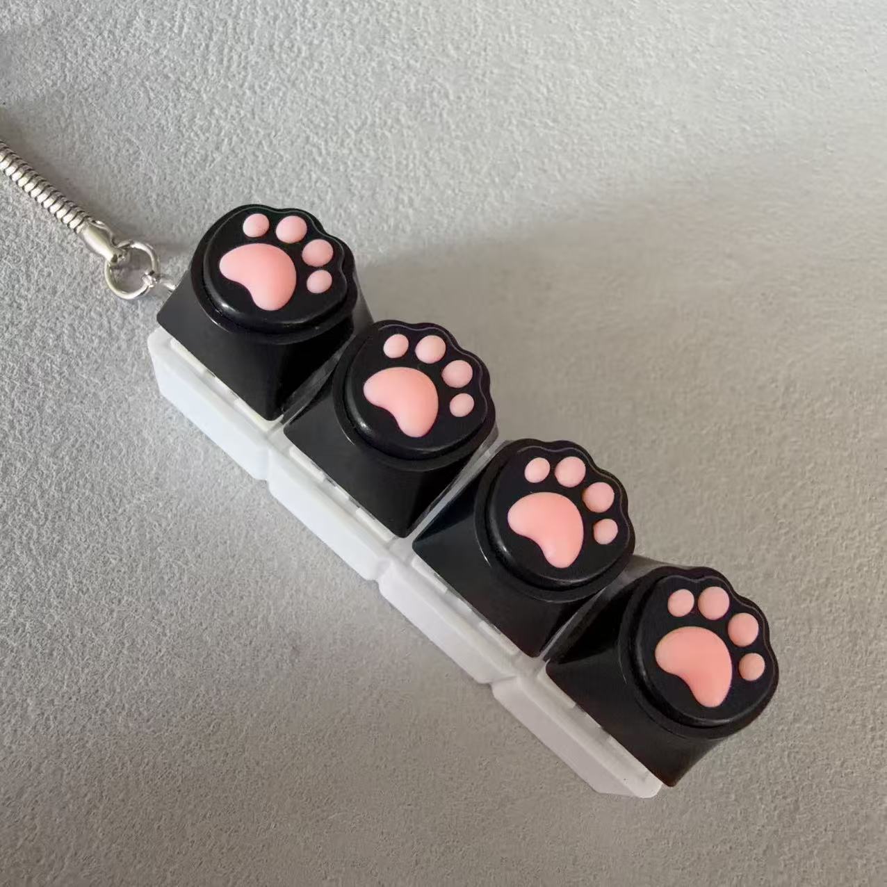 Coque blanche à quatre boutons - empreinte de patte de chat noire en silicone