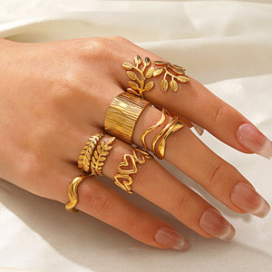 Cincin RS1078 Anti Air Anti Karat, Lapisan Emas 18k, Baja Anti Karat Bertekstur Pola Hati Abstrak Garis Bergelombang Paralel - Product Image 1