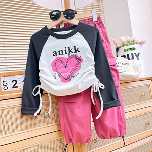 2025 primavera autunno camicia a maniche Raglan con stampa d'amore per bambini e <span class=keywords><strong>pantaloni</strong></span> <span class=keywords><strong>Cargo</strong></span> da ragazza Set Casual in due pezzi - Product Image 1