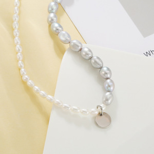 <span class=keywords><strong>Collana</strong></span> di <span class=keywords><strong>perle</strong></span> di riso barocco grigio e bianco di fascia alta da donna - Product Image 3