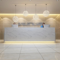Bureau d'accueil en surface solide blanche sur mesure pour hôtels, hôpitaux, banques - Design moderne, garantie 10 ans