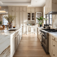 Meubles de cuisine haut de gamme sur mesure en blanc, design classique avec crédence en marbre, espace de cuisson élégant pour la maison