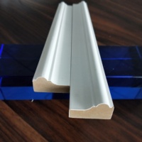 Moulures et plinthes en MDF blanc pré-peint au design moderne