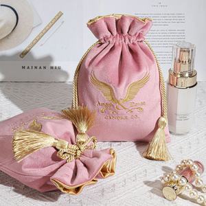 Sac d'emballage brodé personnalisé rose velours parfum rouge à lèvres avec pompon luxe faveur de mariage cadeau bijoux poussière pochette en velours - Product Image 4