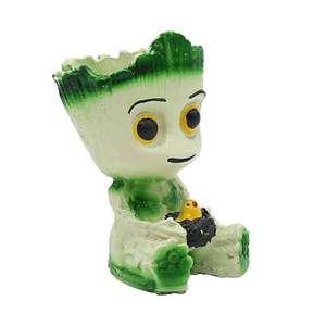 Figurine de personnage végétal en résine faite à la main, mignonne, avec des feuilles vertes et un design ludique, parfaite pour la décoration de la maison ou du bureau. - Product Image 3