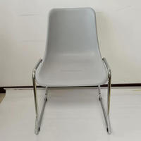 Chaise en plastique et métal avec base en forme de traîneau et pieds chromés