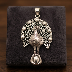 Colgantes Grandes de Plata con Diseños Antiguos, Joyería Unisex de Alta Calidad, Proveedor y Exportador Mayorista, Zafiro Corte Princesa - Product Image 3